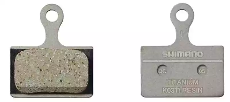 K03Ti Bremsbelag Kunstharz, Trägerplatte Titan Für Shimano Road Und MTB Flat Mount Sowie XTR M9100 Bremszangen Von SHIMANO 1 K03Ti Bremsbelag Kunstharz, Trägerplatte Titan Für Shimano Road Und MTB Flat Mount Sowie XTR M9100 Bremszangen Von SHIMANO